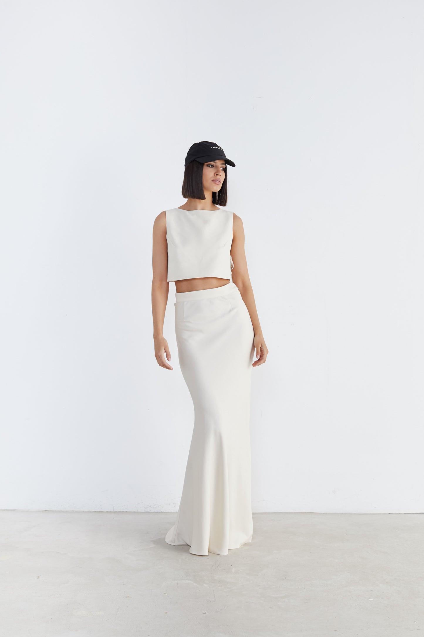 Vestă Albă fără Mâneci – Refined Simplicity