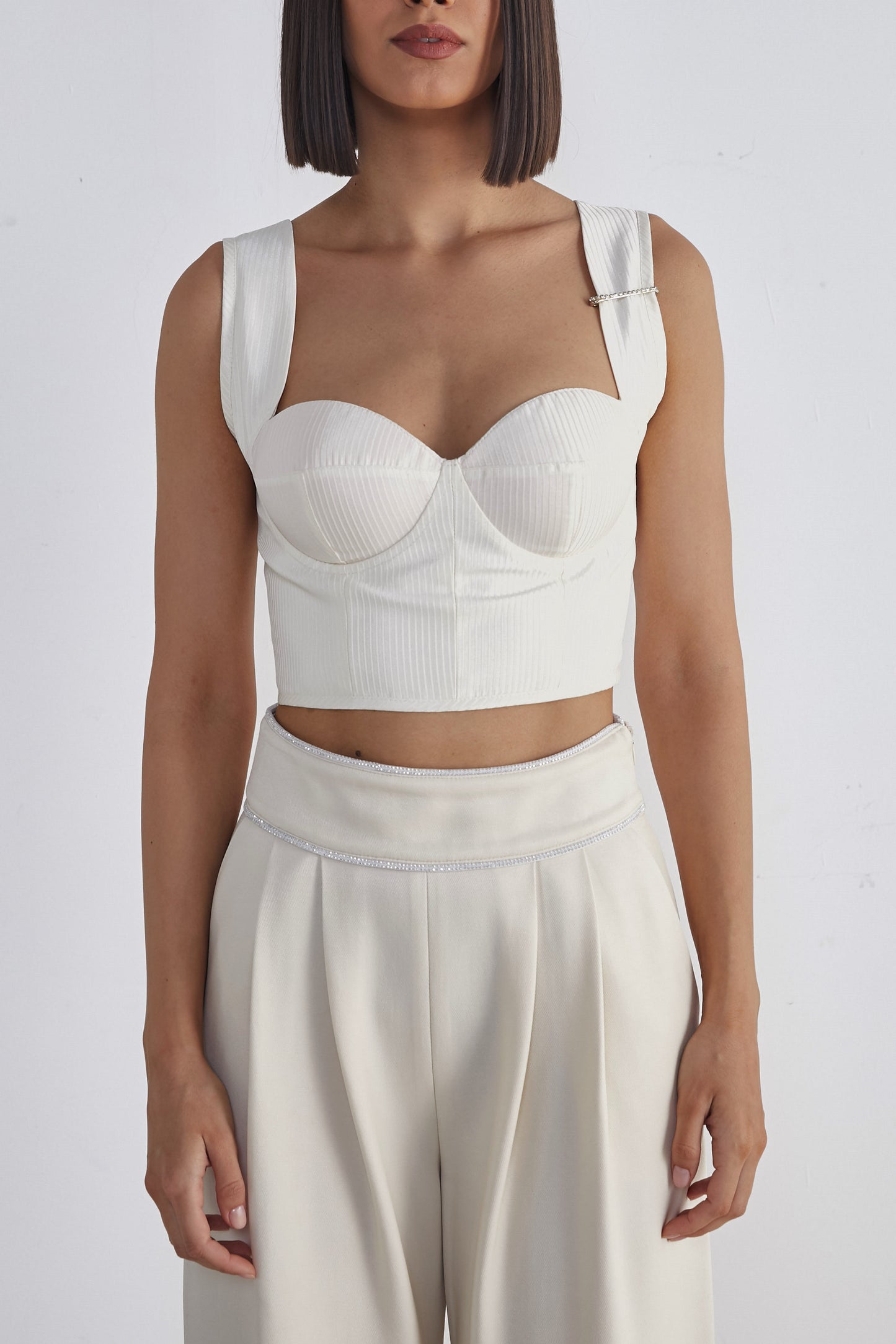 Pantaloni Largi – Contemporary Refinement
