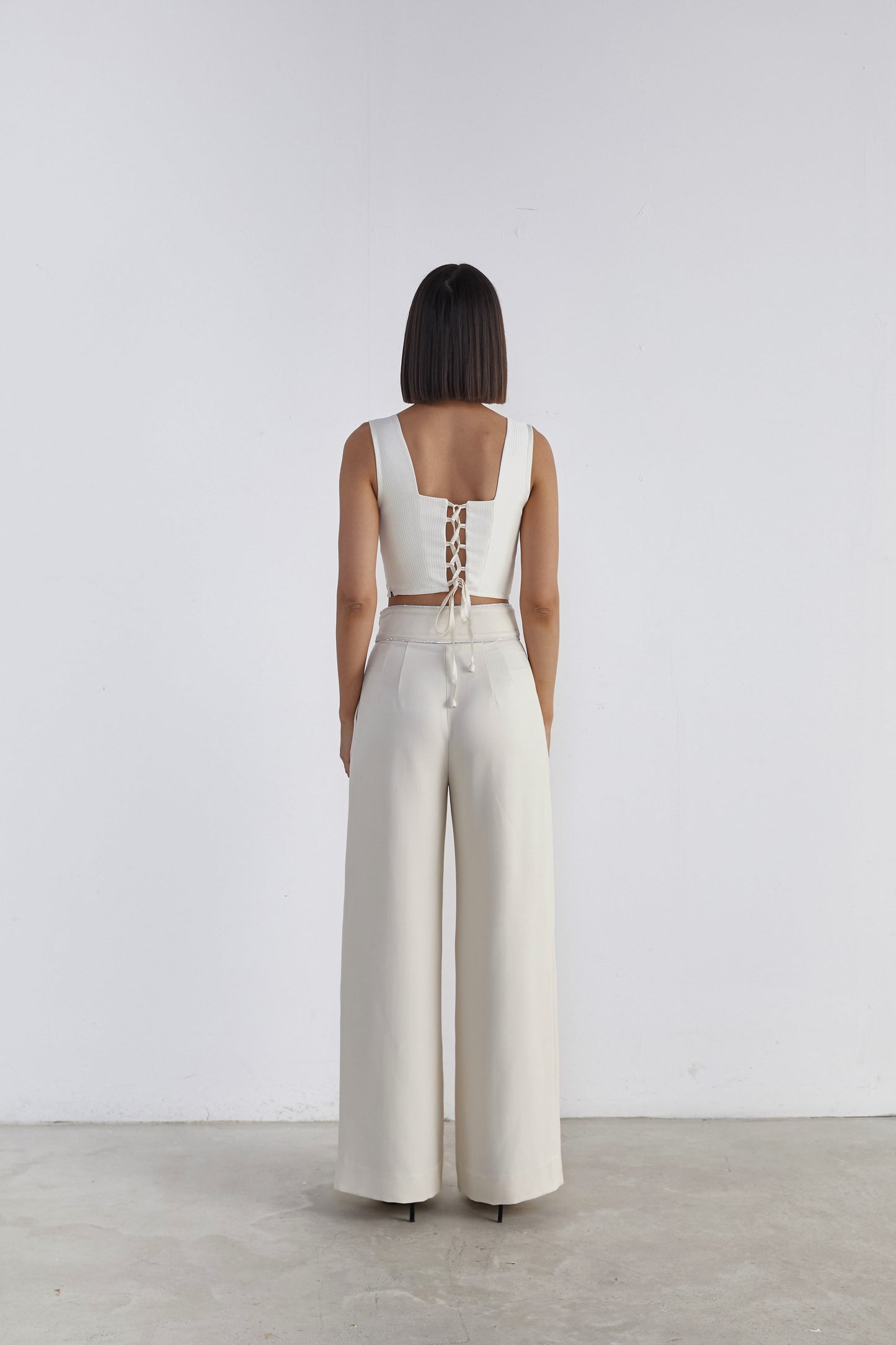Pantaloni Largi – Contemporary Refinement
