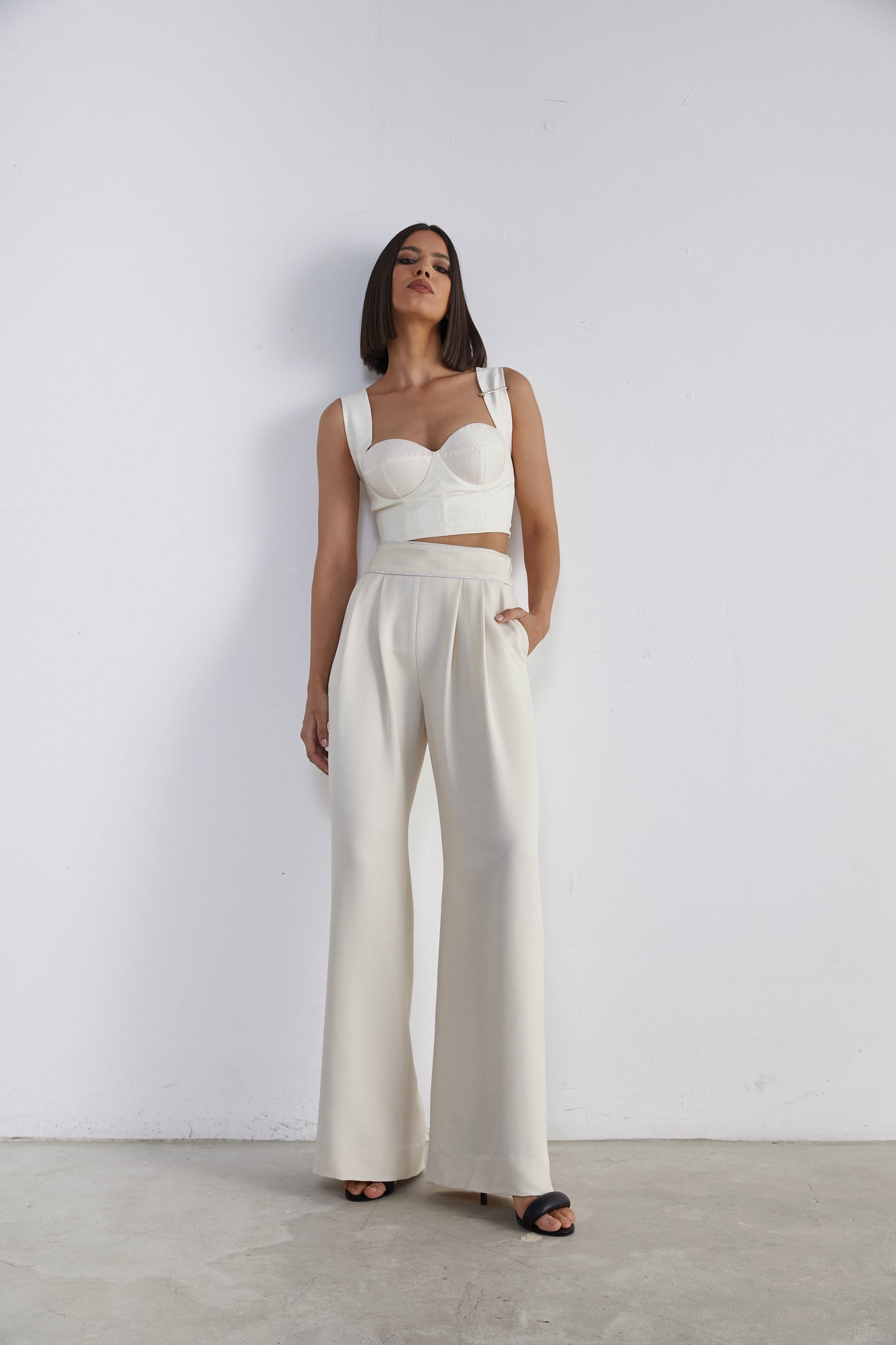 Pantaloni Largi – Contemporary Refinement